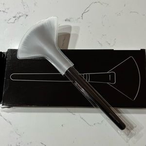 NEW- IN BOX! Laura Mercier Fan Powder Brush